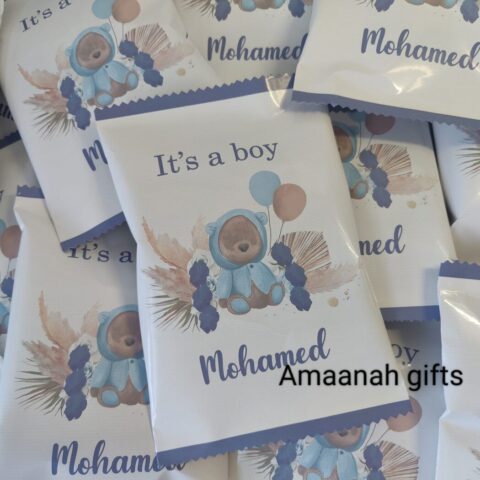 Gepersonaliseerde chipszakjes geboorte bedankje met de tekst "It's a Boy", naam Mohamed en boho beertje met ballonnen.