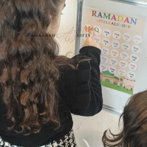 Kind wijst dag aan op een ramadan aftelkalender aan de muur