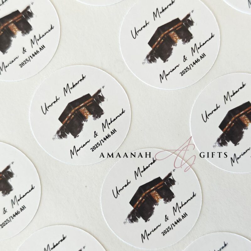 Voorbeeld van gepersonaliseerde Umrah Mubarak stickers met namen