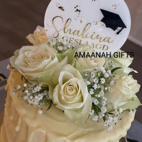 Gepersonaliseerde geslaagd cake topper met naam en afstudeerhoed voor diploma feest