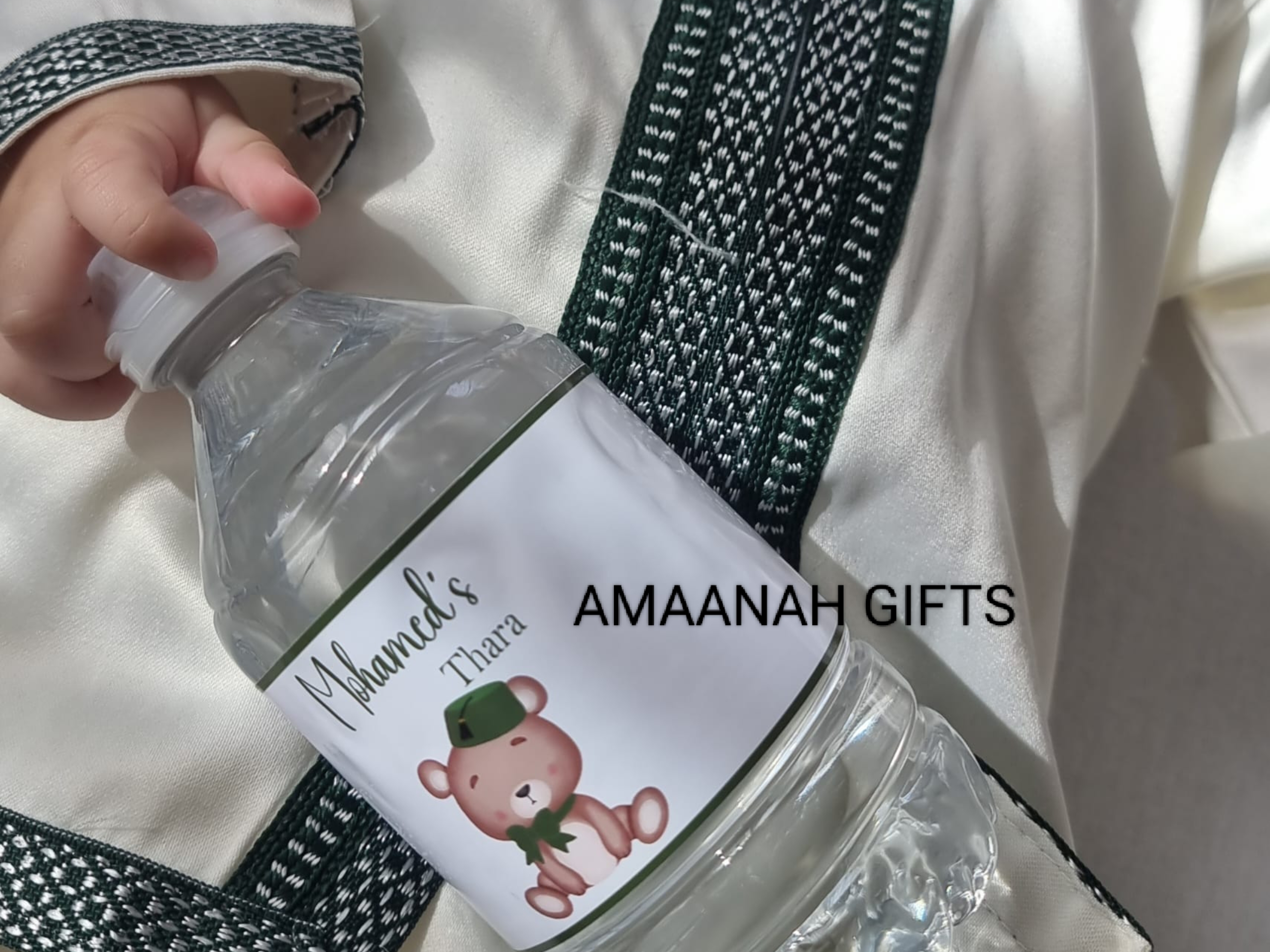 Gepersonaliseerd waterfles label voor thara feest met naam en teddybeer op flesje