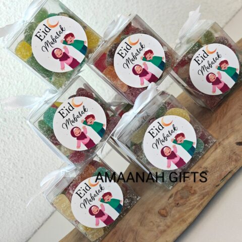 Eid Mubarak snoepbakjes met sticker van meisje en jongen gevuld met kleurrijke halal snoepjes