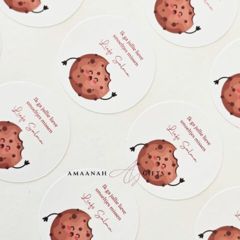 Ronde afscheidssticker met illustratie van een lachend koekje en tekst “Ik ga jullie lieve snoetjes missen Liefs, Salma” van Amaanah Gifts