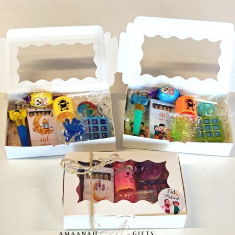 Eid Mubarak cadeaubox kinderen met open doosjes en mix van kleine cadeautjes.