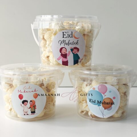 Eid Mubarak popcorn traktatie in transparante bakjes met ronde Eid Mubarak stickers.