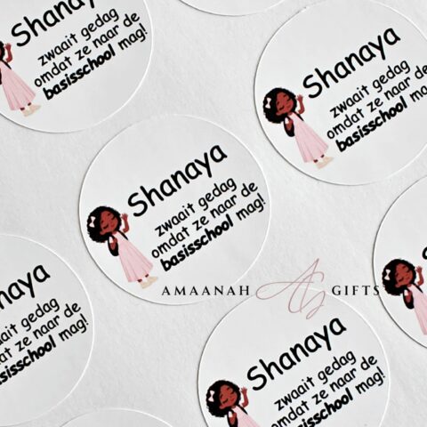 Gepersonaliseerde traktatie sticker afscheid basisschool met meisje met krullend haar