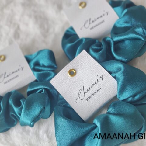 Turquoise satijnen scrunchie als gepersonaliseerd henna bedankje