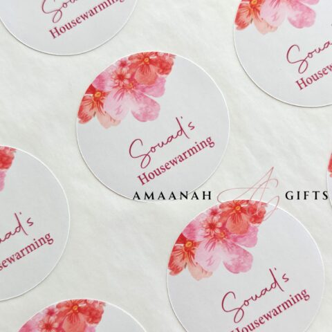 Gepersonaliseerde housewarming stickers met naam voor een housewarmingfeest.