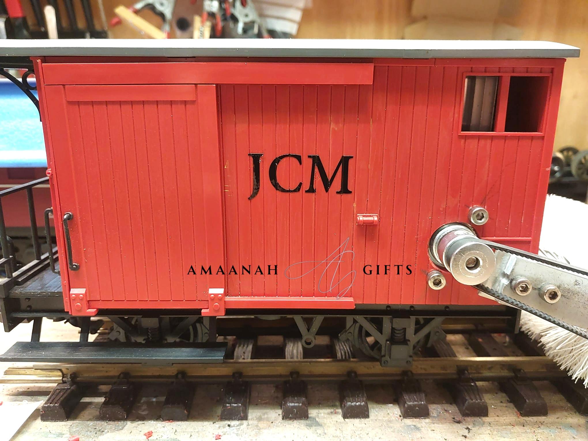 JCM vinyl logo sticker aangebracht op modeltrein wagon
